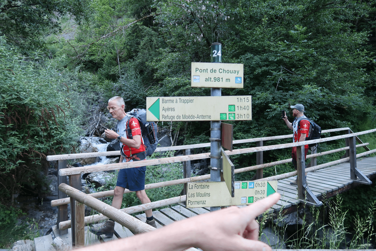 Start of the Hike Arrows pointing towards the way of the refugee